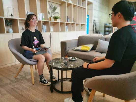 图片包含 人, 室内, 桌子, 活描述已自动生成 图片包含 人, 室内, 桌子, 活描述已自动生成